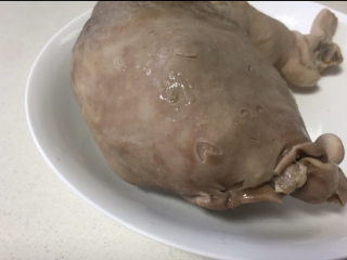 8、胡椒猪肚鸡,大概炖两小时后关火加食用盐，再盖上盖子，利用砂锅的保温性继续焖二十分钟，把猪肚拿出来。