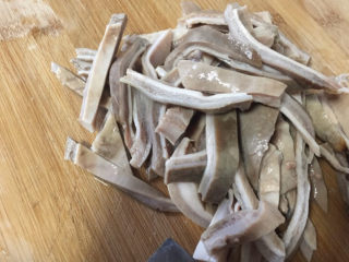 10、胡椒猪肚鸡,猪肚切成条状。