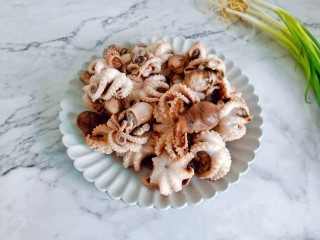 1、红烧章鱼,这次买的章鱼是半成品，店家焯水过的章鱼。