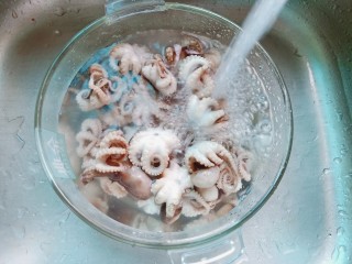 2、红烧章鱼,买回来的章鱼要用清水多清洗几遍。