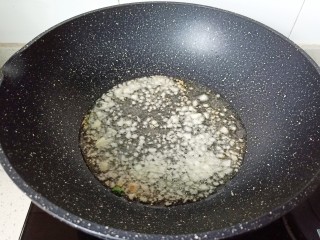 3、红烧章鱼,热锅凉油爆香蒜末。