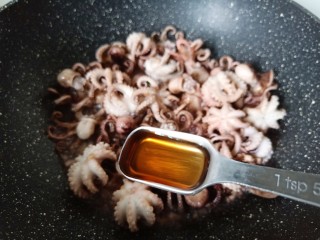 5、红烧章鱼,加料酒去腥增香。