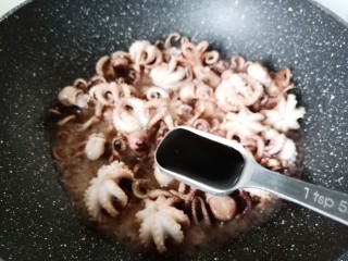 6、红烧章鱼,加红烧酱油上色。