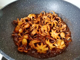 9、红烧章鱼,煮开后开中火继续炖。