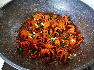 11、红烧章鱼,撒点葱花即可关火了。