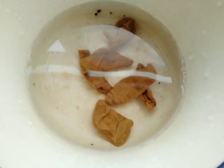 3、菜脯蛋卷,萝卜干用清水浸泡十五分钟