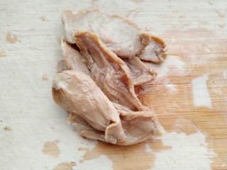 4、菜脯蛋卷,再把萝卜干清洗干净，冼去多于的盐分