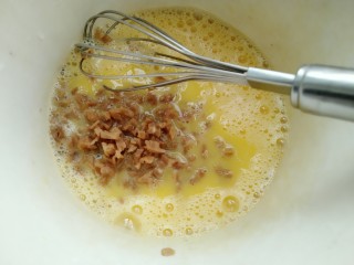 9、菜脯蛋卷,加入萝卜干粒