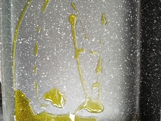 11、菜脯蛋卷,准备煎锅热锅倒入5克的油