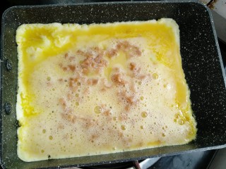 12、菜脯蛋卷,取三分之一的蛋液倒入煎锅