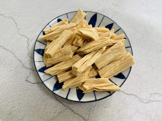 1、黄瓜拌腐竹,腐竹提前泡软备用