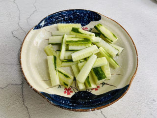 2、黄瓜拌腐竹,黄瓜洗净去皮切成段加入少许盐腌制片刻