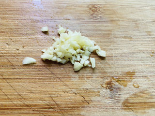 4、黄瓜拌腐竹,蒜末