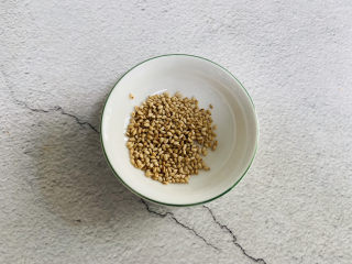 5、黄瓜拌腐竹,熟白芝麻