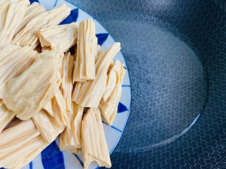 6、黄瓜拌腐竹,锅中加入清水大火烧开放入腐竹焯烫三分钟