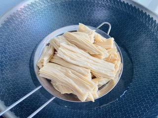 7、黄瓜拌腐竹,捞出沥干水分