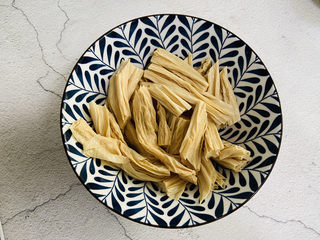 8、黄瓜拌腐竹,将腐竹放入容器中