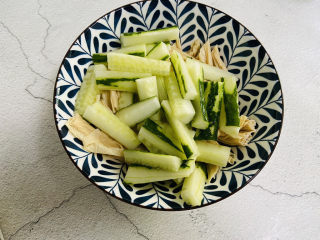 9、黄瓜拌腐竹,放入黄瓜条