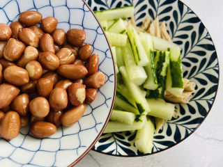 10、黄瓜拌腐竹,放入花生米