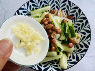 11、黄瓜拌腐竹,放入蒜末