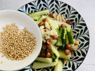 12、黄瓜拌腐竹,放入熟白芝麻