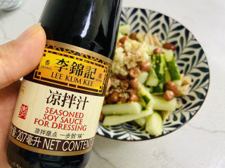 13、黄瓜拌腐竹,倒入李锦记凉拌汁并搅拌均匀
