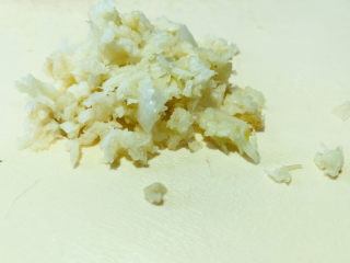 3、蒜蓉蒸大虾,用力压，蒜瓣就变成教小颗粒了；