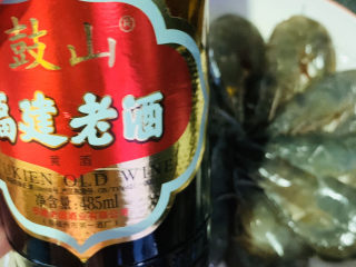 7、蒜蓉蒸大虾,开始调料汁，加少许料酒，去腥增香；