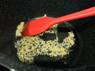 13、蒜蓉蒸大虾,蒸锅烧水的时候，就可以炒蒜蓉了，锅里加两勺油，大火热油，加小火慢炒蒜蓉；