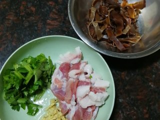 2、木耳蛋花汤,木耳切丝，瘦肉切丝，姜切成姜末，香菜切碎