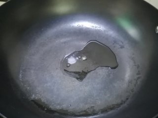 3、木耳蛋花汤,热锅入油