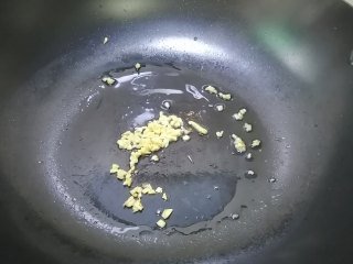 4、木耳蛋花汤,加入姜末，爆香