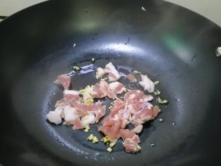 5、木耳蛋花汤,加入瘦肉