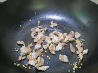 6、木耳蛋花汤,炒至瘦肉变色