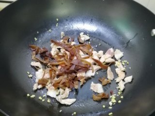 7、木耳蛋花汤,加入木耳丝