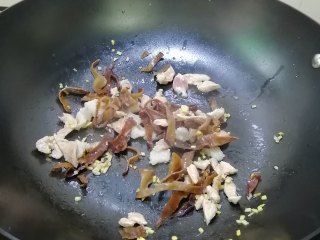 8、木耳蛋花汤,炒匀