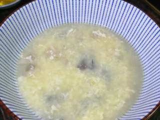 16、木耳蛋花汤,盛出汤，加入香菜碎便可