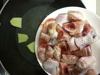 1、红烧鸡腿,鸡腿剁块冷水下锅加姜片