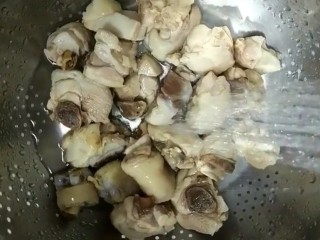 2、红烧鸡腿,焯水捞出清洗干净控水