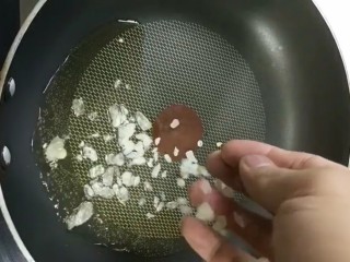 3、红烧鸡腿,锅放油放入冰糖