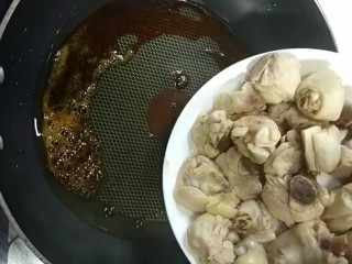 4、红烧鸡腿,小火炒至香油色放入鸡腿