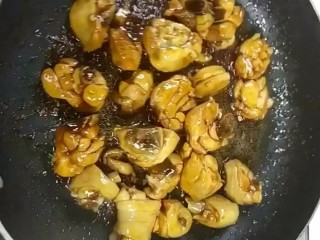 5、红烧鸡腿,翻炒均匀上糖色
