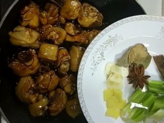 6、红烧鸡腿,加入葱姜蒜，八角，桂皮，香叶，生抽，老抽