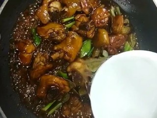 8、红烧鸡腿,再加入适量清水没过鸡腿，小火慢炖