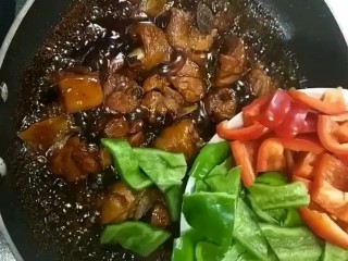9、红烧鸡腿,最后汤汁浓稠放入青红椒炒熟即可出锅