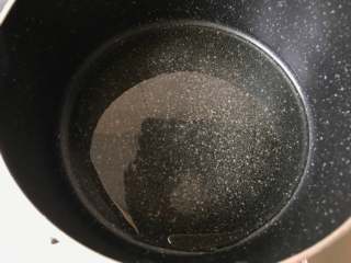 11、银耳炒鸡蛋,锅中打入玉米油，开中火