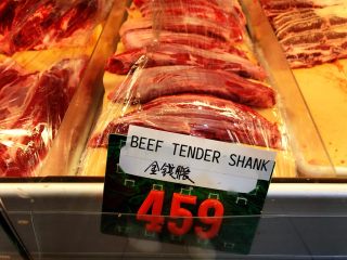 1、砂锅三酱牛肉（精华版）,首先购买图中的牛肉，一定要用这个牛肉做才好吃。因为牛肉中含有很多牛筋，做出来的牛肉更有嚼劲，且不容易煮散。