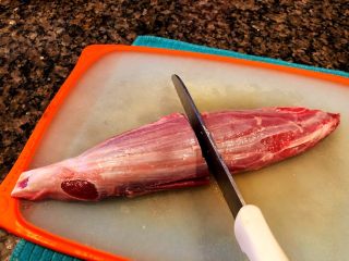 2、砂锅三酱牛肉（精华版）,将肉洗净，切成2段。一是因为砂锅不太大，切成2段好下锅，二是因为血水更容易泡干净。