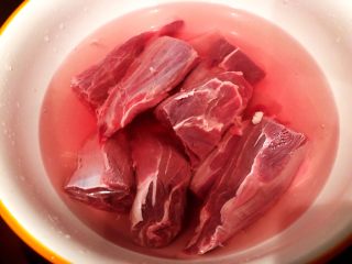 3、砂锅三酱牛肉（精华版）,将切成两段的牛肉放到大盆里泡血水。清水没过牛肉，浸泡至少6小时，平均每小时换一次清水。这么做，不但去血水，还去腥。