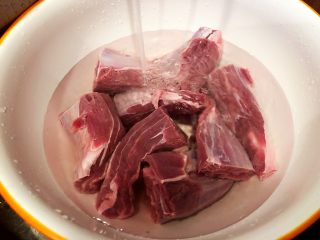 4、砂锅三酱牛肉（精华版）,多次换水以后，肉会越泡越白，血水也会越泡越淡。泡过的牛肉在煮的时候，几乎没什么血沫。